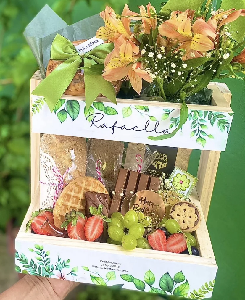 Caixa personalizada verde com nome, flores, frutas e doces.